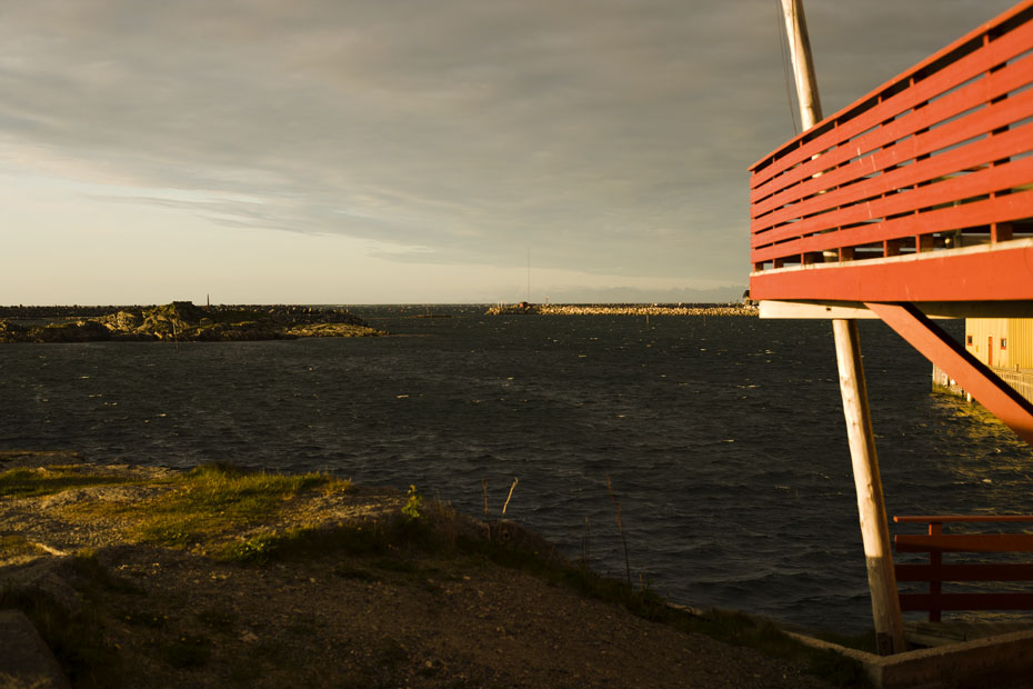 86_F7D9363.jpg - Bortom horisonten så finns bara Arktis som hindrar vindarna.Bilden tagen vid Andenes hamn rakt norrut.